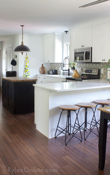 White Kitchen Cabinets with Calacatta Classique Quartz