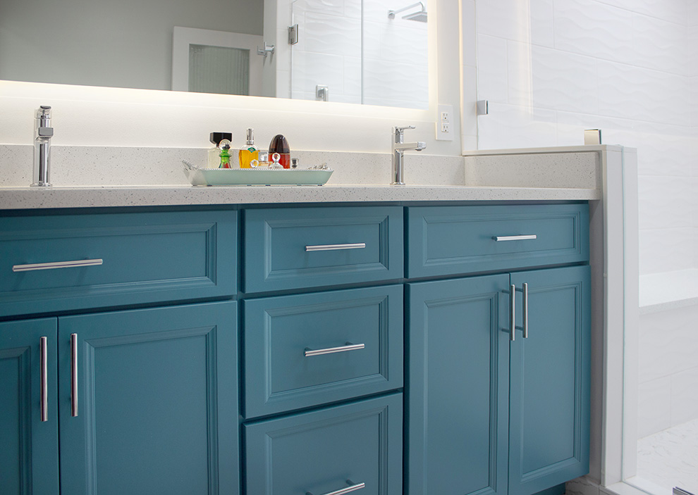 Bright Bathroom Vanity with Sparkling White MSI Quartz