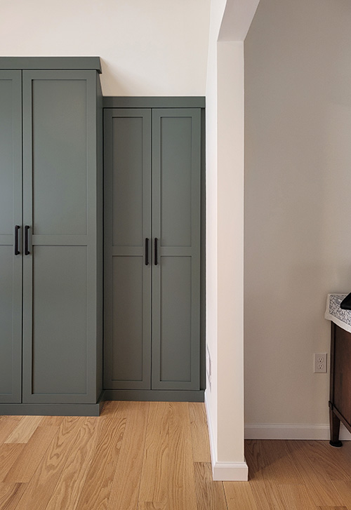 Straight Shaker Door Wardrobe in Fern Green Finish with Venetian Bronze Hardware