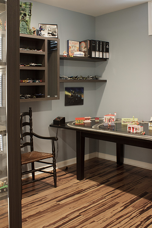 Open Shelves with Side Glass Doors for Collectibles