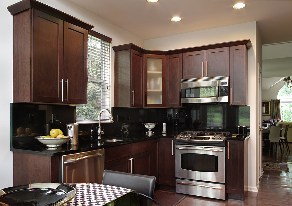 Kitchen Cabinet Refacing in a Well Functioning Space