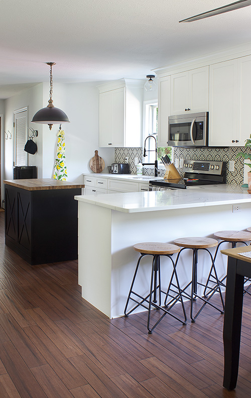 White Kitchen Cabinets with Calacatta Classique Quartz